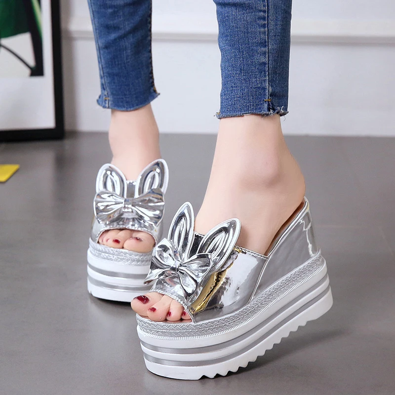 Flat Shoes Female Slippers Heels Fur Flip Flops Platform On A Wedge Luxury Slides High Plush Designer Fabric PU Rome Fashion
Flat Shoes Female Slippers Heels Fur Flip Flops Platform On A Wedge Luxury Slides High Plush Designer Fabric PU Rome Fashion