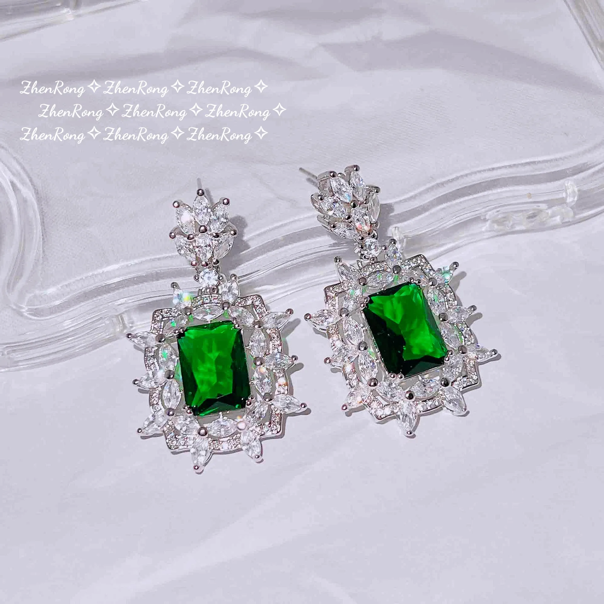 Luxury High Quality Artificial High Carbon Diamond Square Emerald Green Earrings Women's Fashion Banquet Wedding Accessories
Luxury High Quality Artificial High Carbon Diamond Square Emerald Green Earrings Women's Fashion Banquet Wedding Accessories