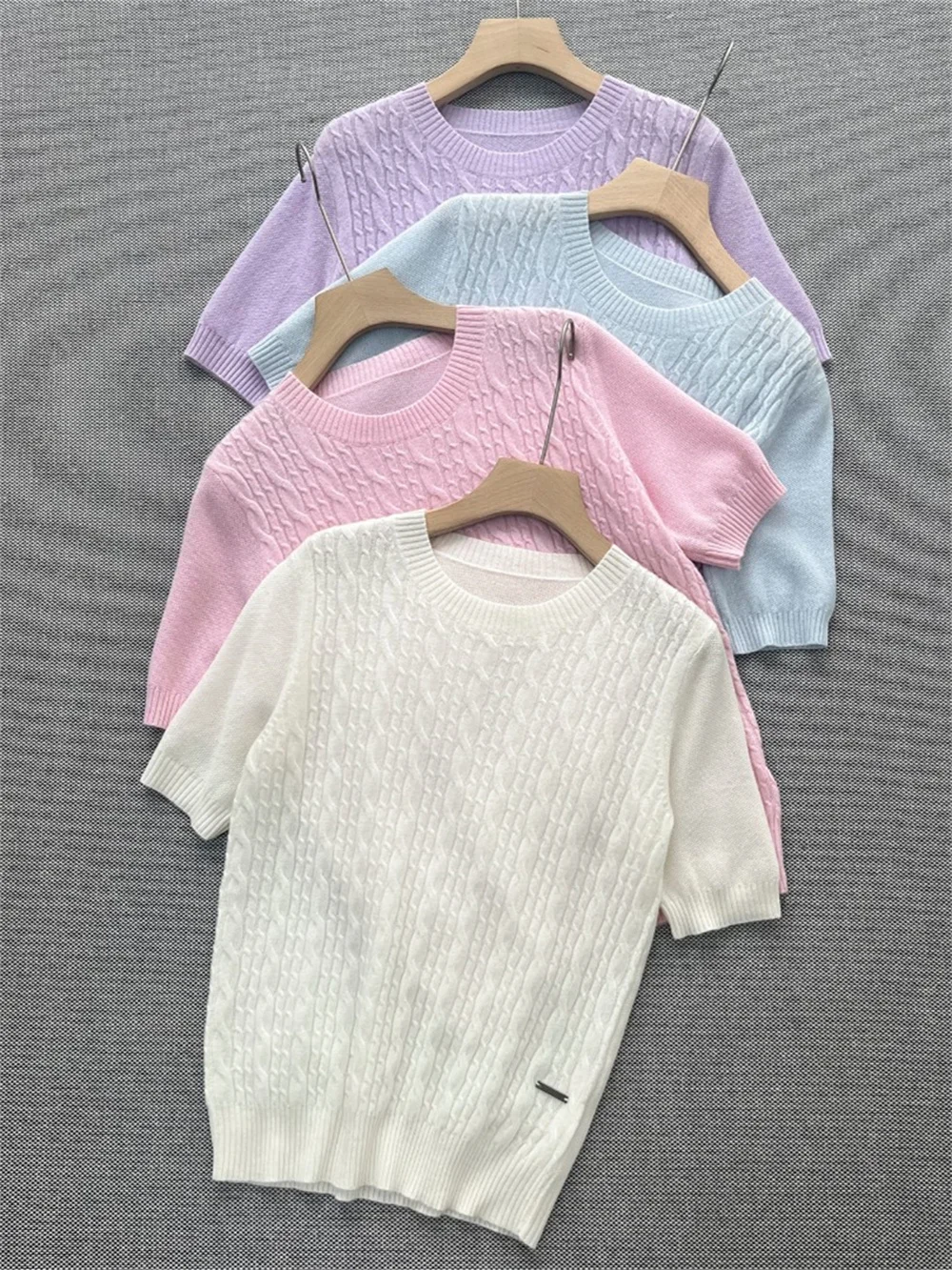 Женский шерстяной свитер с коротким рукавом, однотонный вязаный пуловер с круглым вырезом, 100% шерсть, лето 2023
Женский шерстяной свитер с коротким рукавом, однотонный вязаный пуловер с круглым вырезом, 100% шерсть, лето 2023