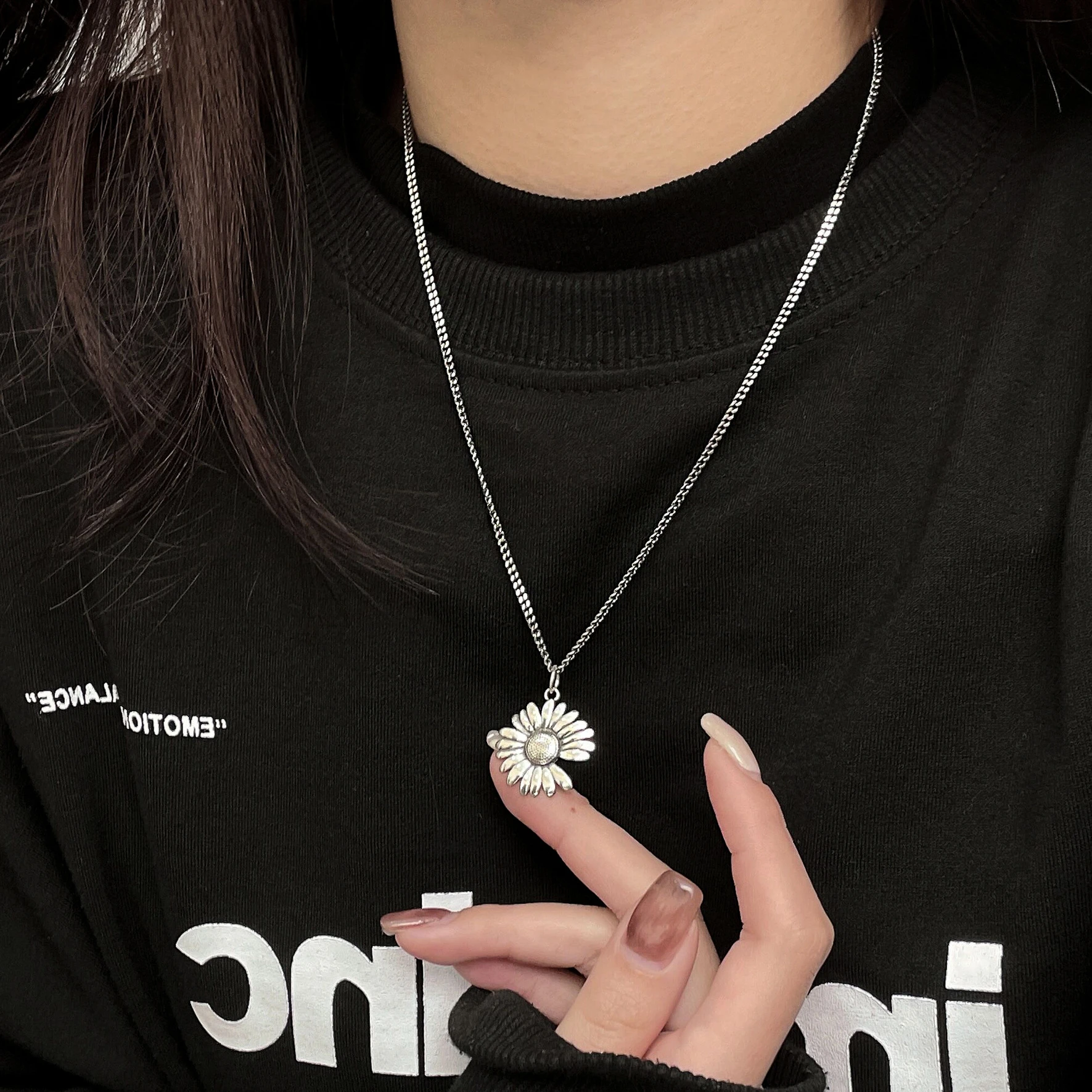 S925 Sterling Silver Retro Daisy Pendant Necklace Women Hip Hop Simple Chrysanthemum Same Quality Party Jewelry Gift
S925 Sterling Silver Retro Daisy Pendant Necklace Women Hip Hop Simple Chrysanthemum Same Quality Party Jewelry Gift