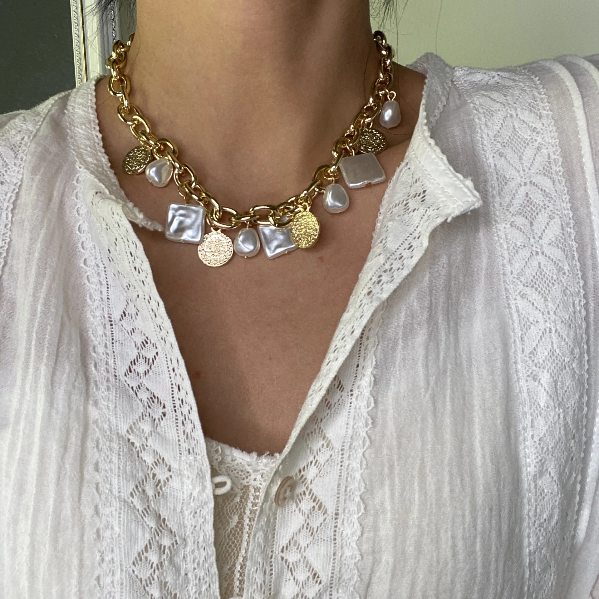Baroque exaggerated round imitation pearl necklace single layer metal chain clavicle chain
Baroque exaggerated round imitation pearl necklace single layer metal chain clavicle chain