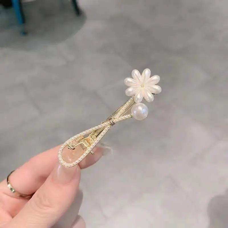 Korean Flower Pearl Hair Clip Simple Niche Design Duckbill Clip Temperament Fashion All-match Bangs Hair Accessories
Korean Flower Pearl Hair Clip Simple Niche Design Duckbill Clip Temperament Fashion All-match Bangs Hair Accessories