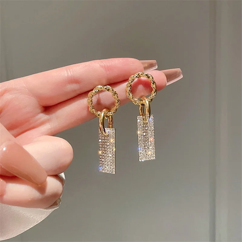 2022 New Korean Fashion Bling Bling Rhinestones Drop Earrings For Women Metallic Geometric Dangle Earrings Temperament Jewellery
2022 New Korean Fashion Bling Bling Rhinestones Drop Earrings For Women Metallic Geometric Dangle Earrings Temperament Jewellery