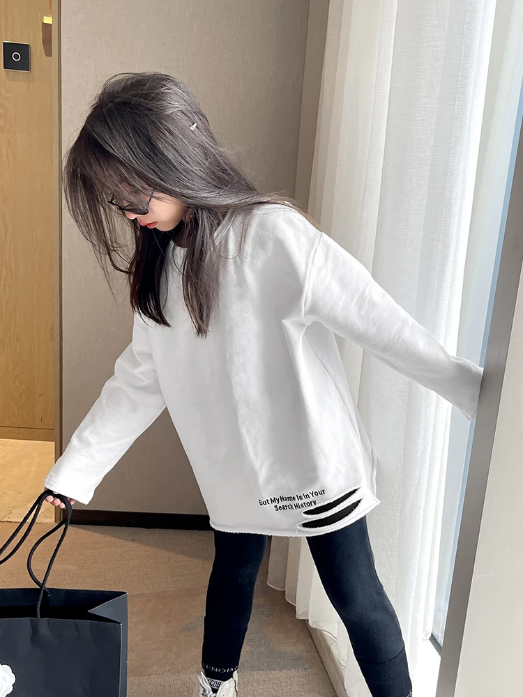 Girls' white T-shirt 2022 spring new girl's wild letter hole long-sleeved casual top bottoming shirt
Girls' white T-shirt 2022 spring new girl's wild letter hole long-sleeved casual top bottoming shirt