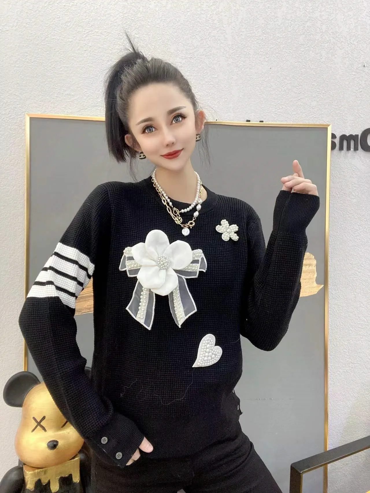 2022 winter new women's black round neck stitching striped three-dimensional flower long-sleeved shirt sweater 1226
2022 winter new women's black round neck stitching striped three-dimensional flower long-sleeved shirt sweater 1226