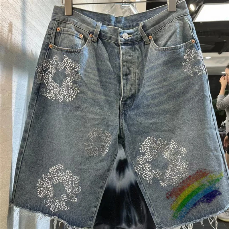 Джинсовые шорты Kanye для мужчин и женщин, винтажные брюки из денима с инкрустированными бриллиантами, капком, лучшее качество
Джинсовые шорты Kanye для мужчин и женщин, винтажные брюки из денима с инкрустированными бриллиантами, капком, лучшее качество
