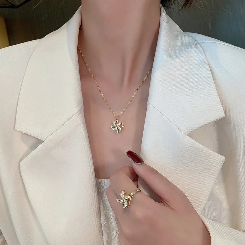 Gold And Silver Color Crysta Zirconl Spinning Pinwheel Necklace Women Simple Clavicle Chain Elegant Temperament Gift Jewelry
Gold And Silver Color Crysta Zirconl Spinning Pinwheel Necklace Women Simple Clavicle Chain Elegant Temperament Gift Jewelry