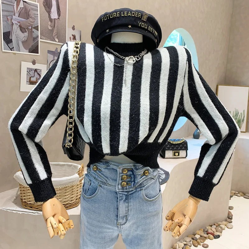Niche Design New 2022 Winter Round Neck Color Contrast Stripe Soft Waxy Thickened Short Knitted Top Long Sleeved Sweater
Niche Design New 2022 Winter Round Neck Color Contrast Stripe Soft Waxy Thickened Short Knitted Top Long Sleeved Sweater