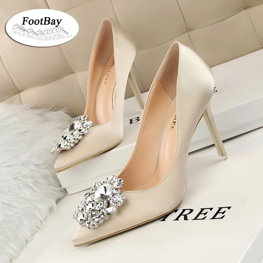 Flower Crystal Wedding Shoes Pointed Toe Women Pumps Shoes Size 43 High Heels for Women 2022
Flower Crystal Wedding Shoes Pointed Toe Women Pumps Shoes Size 43 High Heels for Women 2022
