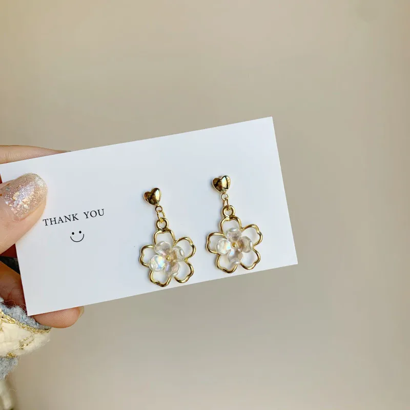 2021 New White Shell Flower Petal Drop Earrings For Women Clip On Earring No Piercing Trendy Wedding Brides Party Jewelry Gift
2021 New White Shell Flower Petal Drop Earrings For Women Clip On Earring No Piercing Trendy Wedding Brides Party Jewelry Gift