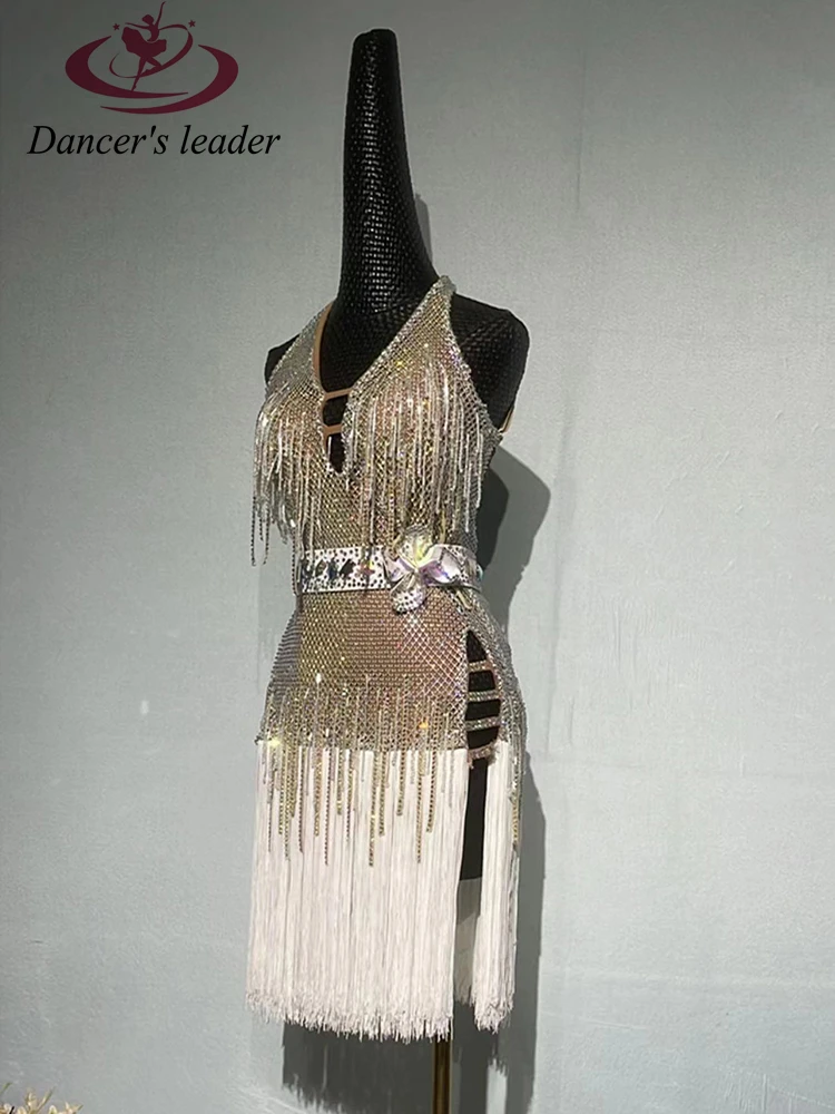 Latin Dance High-end Custom Hanging Neck Silver Flash Diamond Tassel Dance Dress Cha Cha Cha Tango Women's Professional Dress
Latin Dance High-end Custom Hanging Neck Silver Flash Diamond Tassel Dance Dress Cha Cha Cha Tango Women's Professional Dress