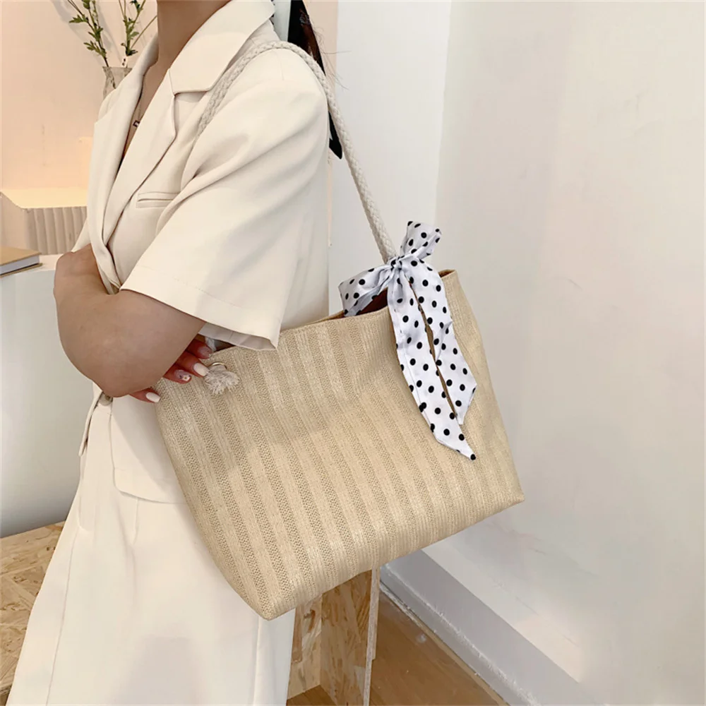 Korean popular new straw woven bag summer temperament one shoulder portable woven bag women's seaside holiday bag
Korean popular new straw woven bag summer temperament one shoulder portable woven bag women's seaside holiday bag