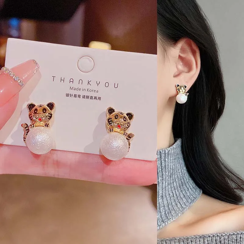 2021 New Trendy Animal Stud Earrings For Women Cute Acrylic Tiger Earrings Girls Christmas New Year Jewelry Gifts Wholesale
2021 New Trendy Animal Stud Earrings For Women Cute Acrylic Tiger Earrings Girls Christmas New Year Jewelry Gifts Wholesale