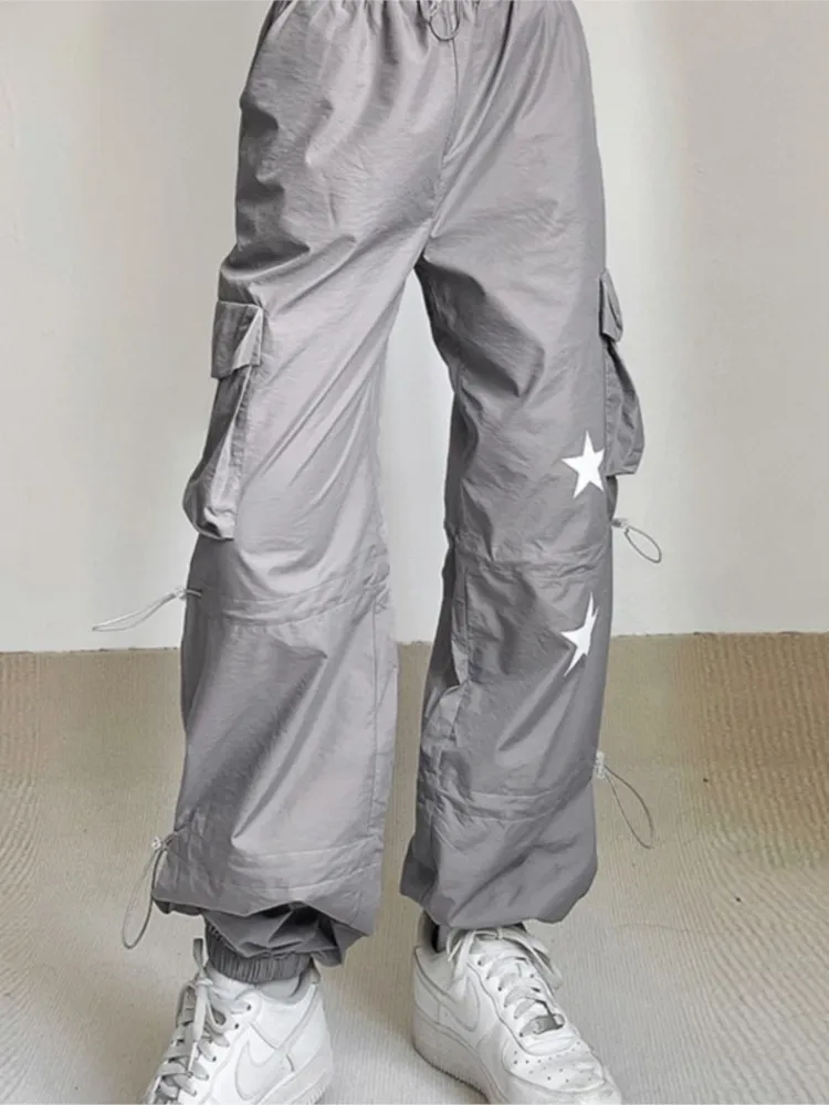 Брюки-карго с эластичным поясом и принтом звезд
Брюки-карго с эластичным поясом и принтом звезд