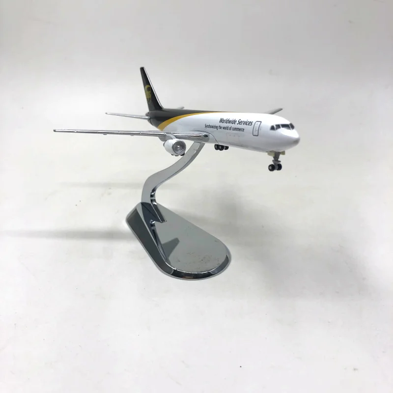 1:400 Scale UPS Cargo Air Airline airplane 767 B767-300F model with base landing gear alloy aircraft plane toy for collection
1:400 Scale UPS Cargo Air Airline airplane 767 B767-300F model with base landing gear alloy aircraft plane toy for collection