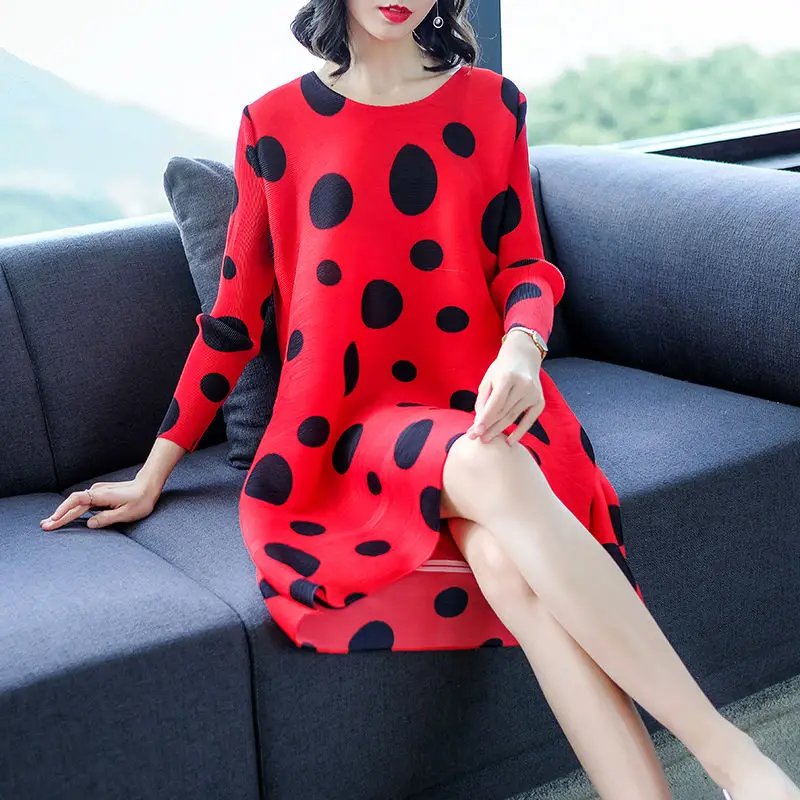 Europe and the United States loose long folded dress 2022 spring new fashion wave point printed slim o neck A word skirt dress
Europe and the United States loose long folded dress 2022 spring new fashion wave point printed slim o neck A word skirt dress