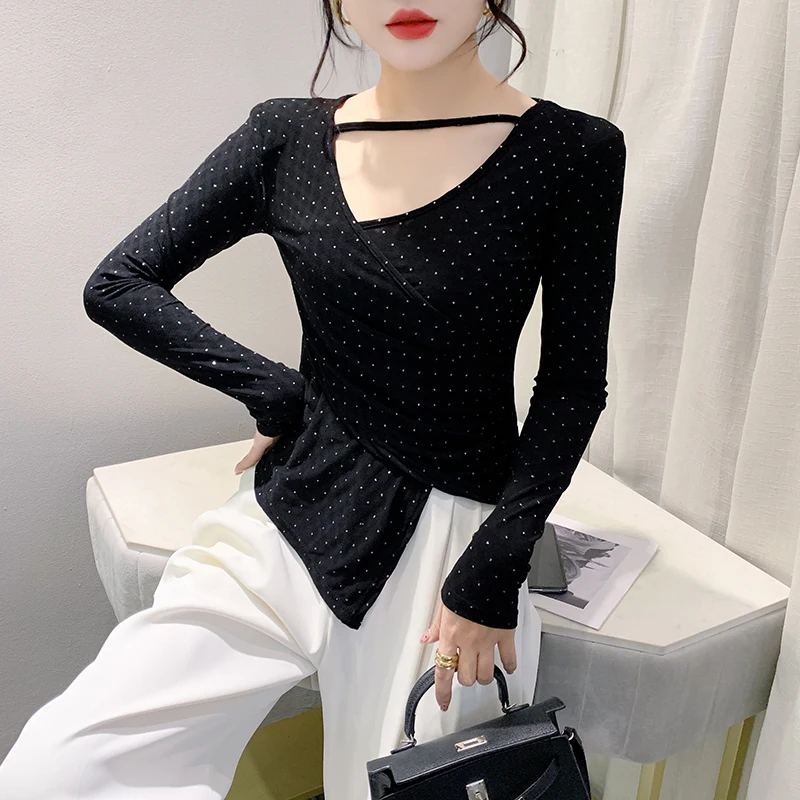 Женская Асимметричная футболка с V-образным вырезом и длинным рукавом
Женская Асимметричная футболка с V-образным вырезом и длинным рукавом