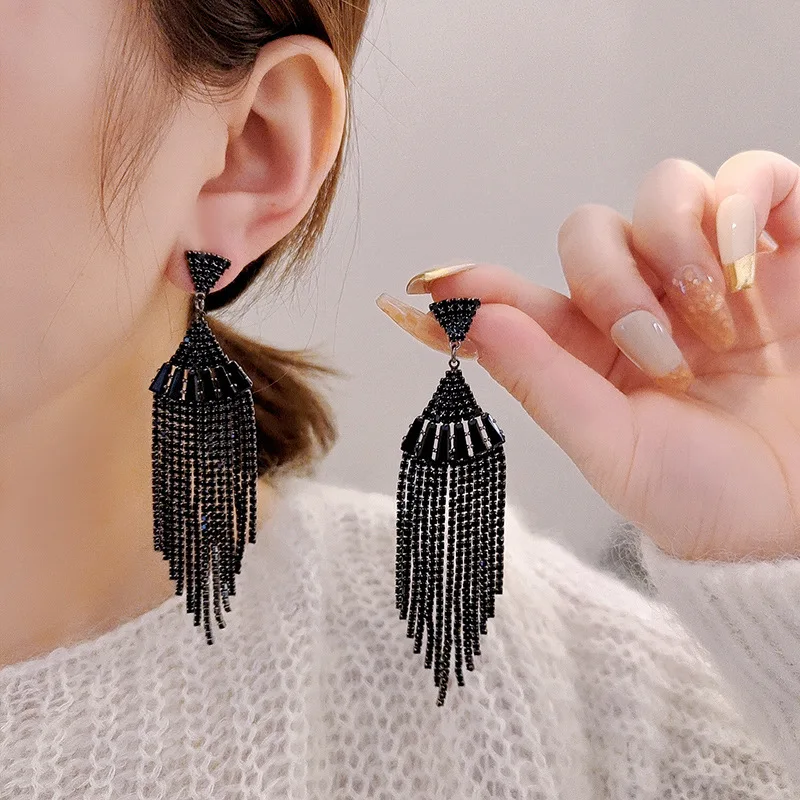 2023 New Silver Needle Mysterious Black Water Diamond Advanced Tassel Long Earline Fashion Net Red Earrings Earrings Wholesale 
2023 New Silver Needle Mysterious Black Water Diamond Advanced Tassel Long Earline Fashion Net Red Earrings Earrings Wholesale