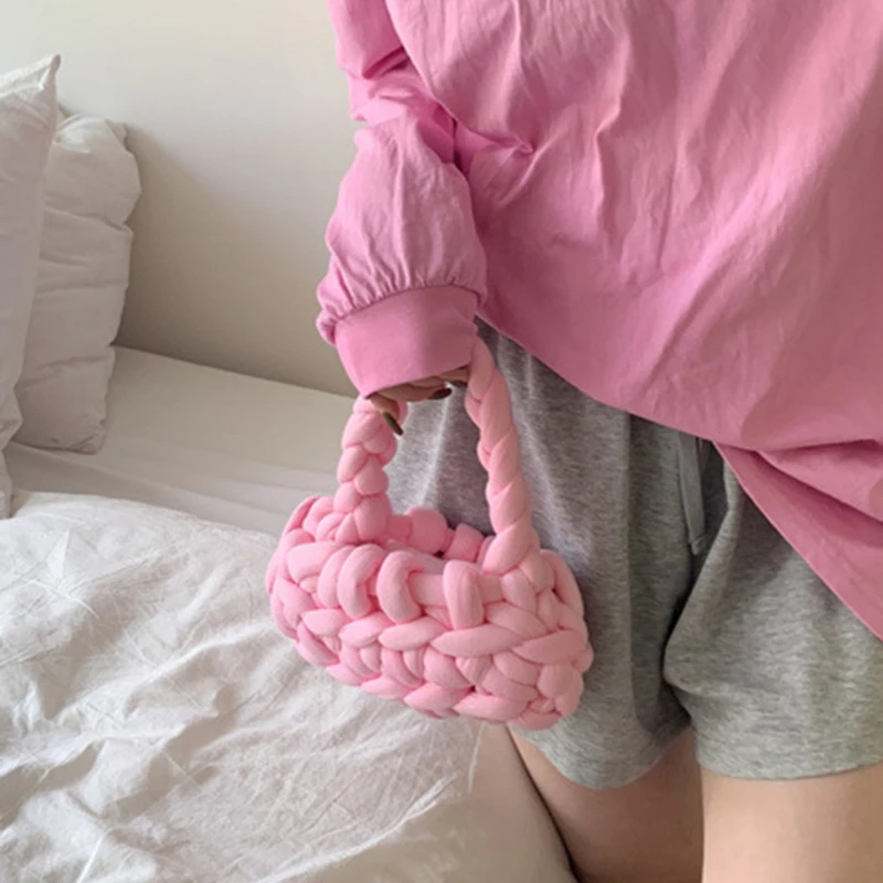 Super Thick Wool DIY Handmade Woven Bag Carpet Homemade Version Hand Carried Postman Bag for Delivery To Girlfriend
Super Thick Wool DIY Handmade Woven Bag Carpet Homemade Version Hand Carried Postman Bag for Delivery To Girlfriend