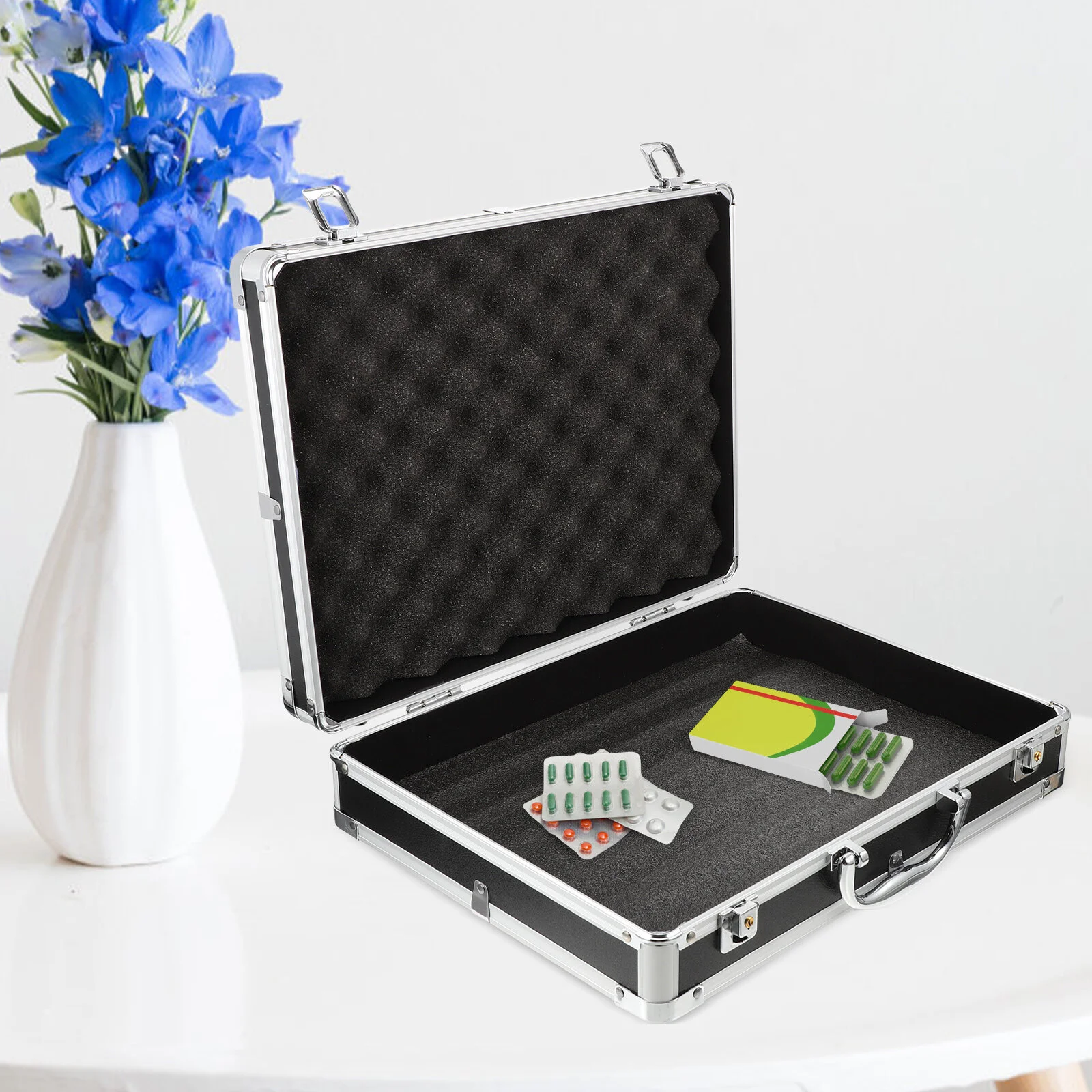 1 Набор инструментов из алюминиевого сплава 
1 Набор инструментов из алюминиевого сплава