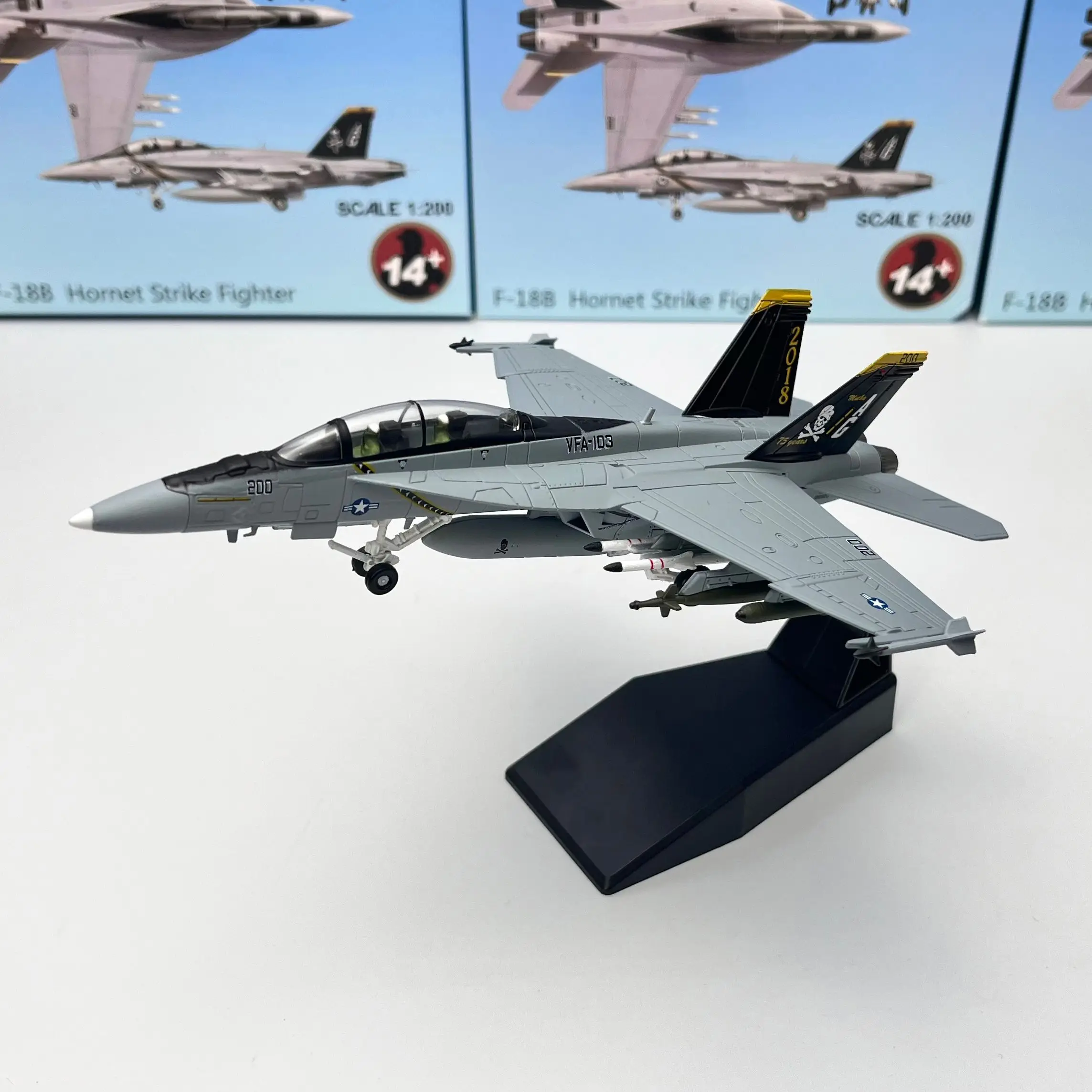 Масштаб 1/100 Strike Fighter модель, США F/A-18 Hornet военный самолет Реплика авиация мировая война самолет коллекционные игрушки для мальчиков
Масштаб 1/100 Strike Fighter модель, США F/A-18 Hornet военный самолет Реплика авиация мировая война самолет коллекционные игрушки для мальчиков