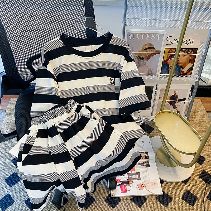 Женский спортивный костюм в полоску, футболка с коротким рукавом и эластичные шорты, комплект из двух предметов в Корейском стиле, лето 2023
Женский спортивный костюм в полоску, футболка с коротким рукавом и эластичные шорты, комплект из двух предметов в Корейском стиле, лето 2023