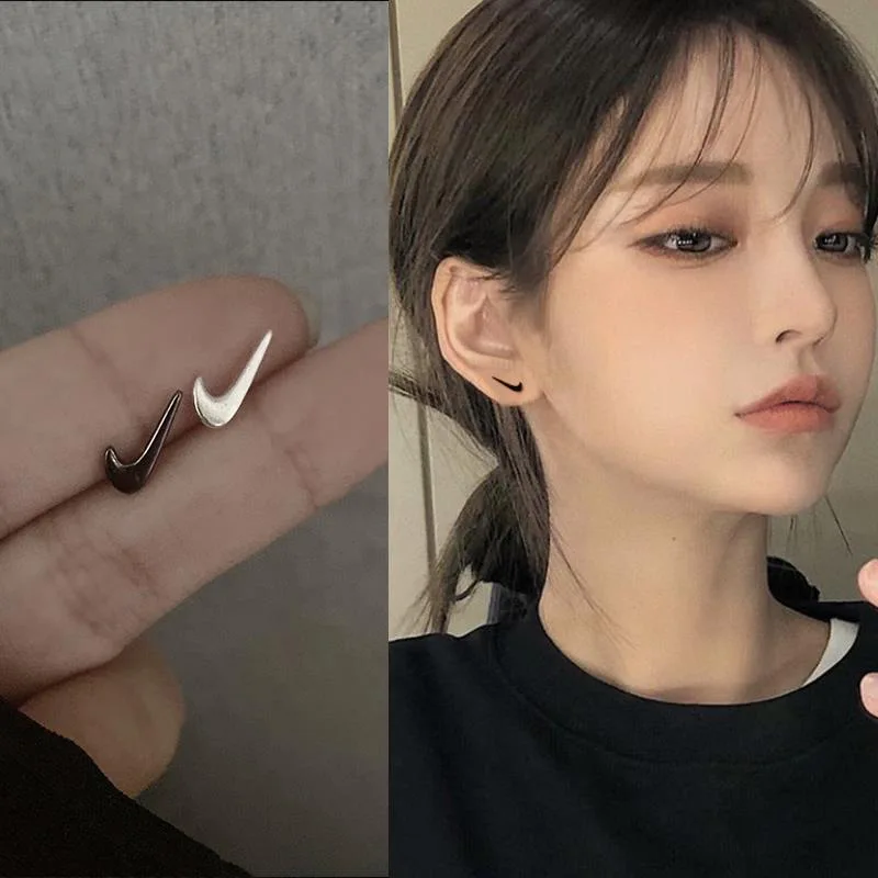 Earrings 2021 new tide simple cool wind female 925 sterling silver needle small earrings niche design sense earpiece
Earrings 2021 new tide simple cool wind female 925 sterling silver needle small earrings niche design sense earpiece