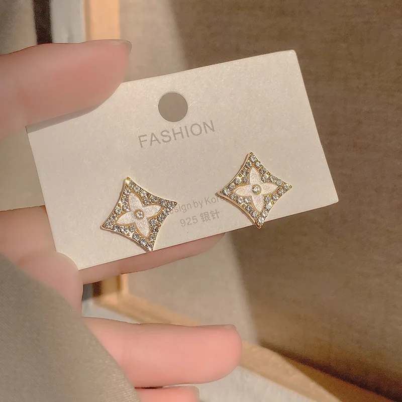 Small Incense Earrings For Women's High Class Earrings Network Red Korean Temperament Small And Simple Flower Ear Accessories
Small Incense Earrings For Women's High Class Earrings Network Red Korean Temperament Small And Simple Flower Ear Accessories