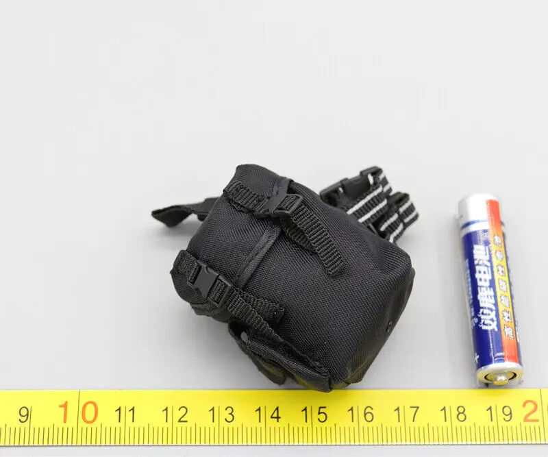1/6th Gas Mask Leg Hanging Bag Model for 12" SS 101 ESU Tactical Team K9 Trainer
1/6th Gas Mask Leg Hanging Bag Model for 12" SS 101 ESU Tactical Team K9 Trainer