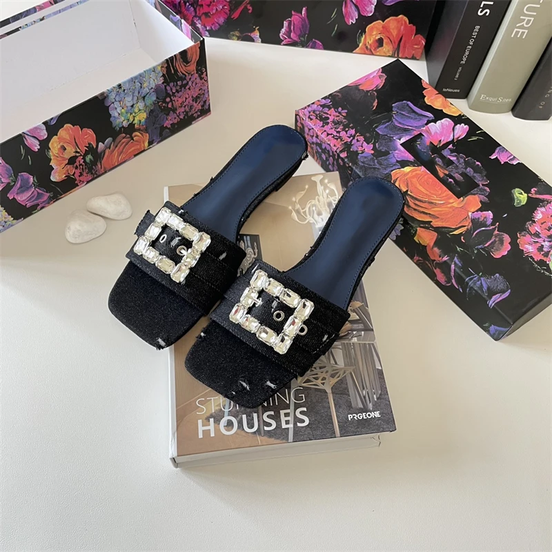 Модные босоножки на плоской подошве для женщин, новые роскошные шлепанцы с квадратной пряжкой для лета 2023
Модные босоножки на плоской подошве для женщин, новые роскошные шлепанцы с квадратной пряжкой для лета 2023