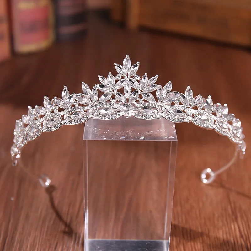 Simple bridal headgear alloy rhinestone leaves embellished crown wedding hair accessories 
Simple bridal headgear alloy rhinestone leaves embellished crown wedding hair accessories