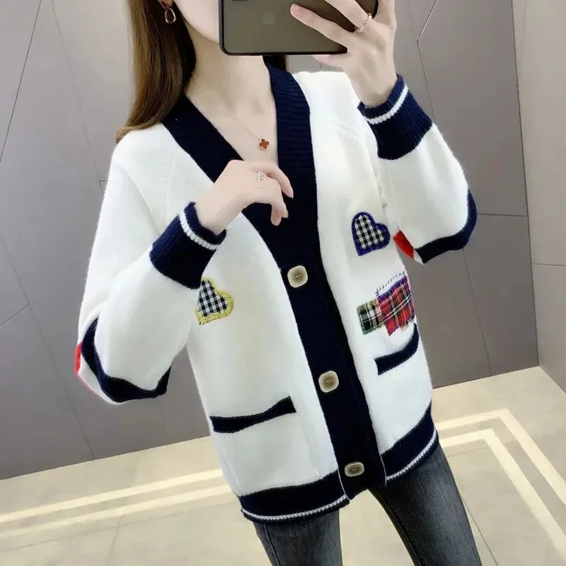 2022 Spring Autumn Sweaters Cardigan Women's Knitted Jackets Appliques V-Neck Single-Breasted Pocket Casual Tops Lady Outerwear
2022 Spring Autumn Sweaters Cardigan Women's Knitted Jackets Appliques V-Neck Single-Breasted Pocket Casual Tops Lady Outerwear