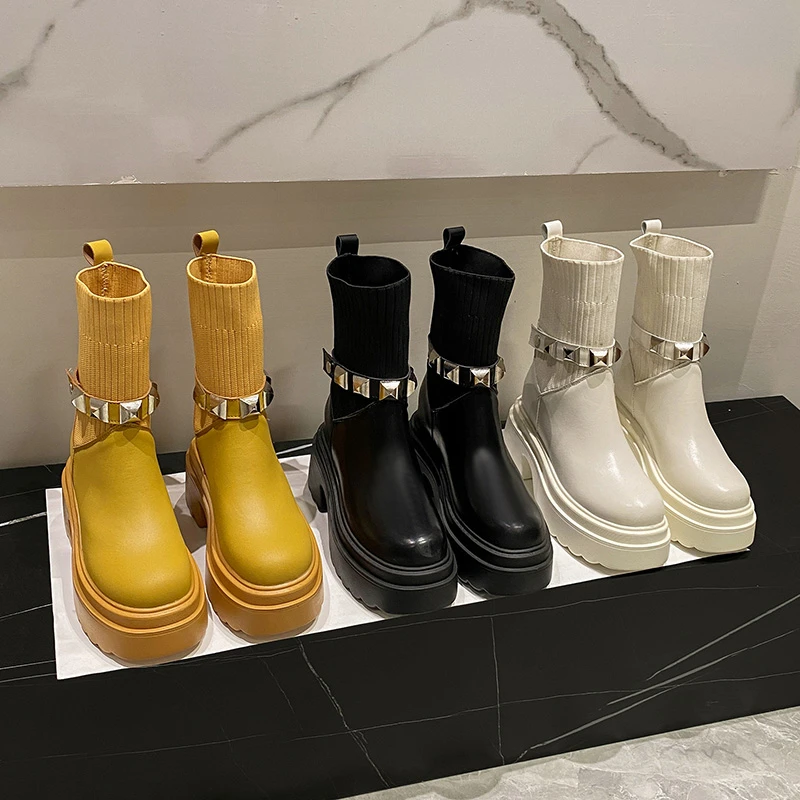 Женские ботинки-стрейч с заклепками, до середины икры 
Женские ботинки-стрейч с заклепками, до середины икры