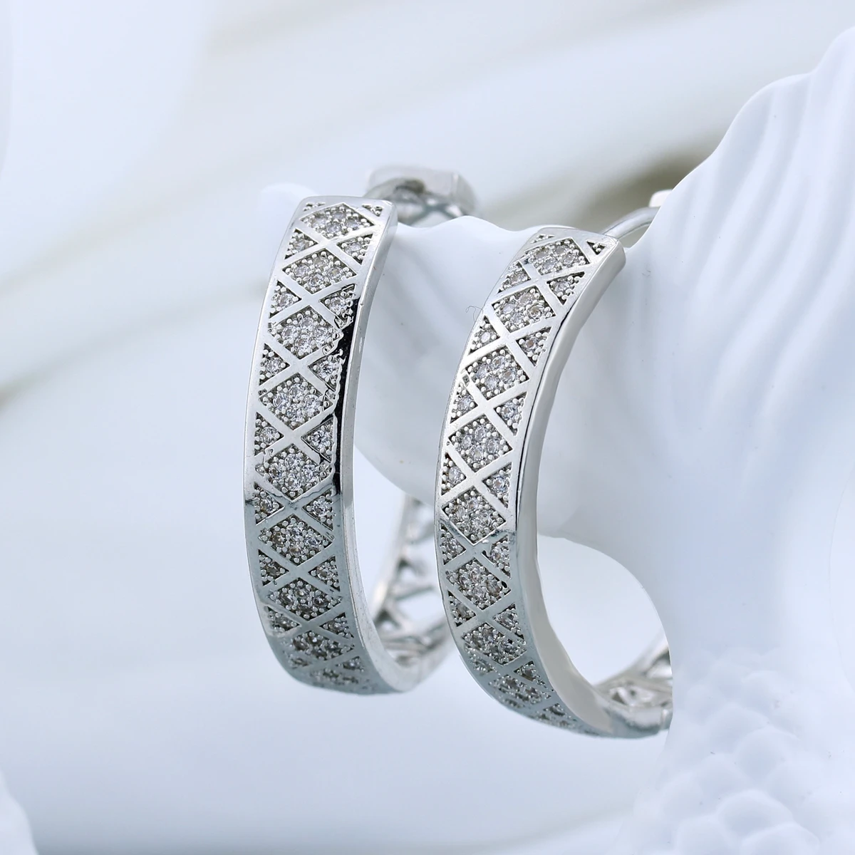 Модные трендовые женские позолоченные серьги, роскошные Изящные ювелирные изделия, Простой Романтический подарок, индивидуальный Шикарны...
Модные трендовые женские позолоченные серьги, роскошные Изящные ювелирные изделия, Простой Романтический подарок, индивидуальный Шикарны...