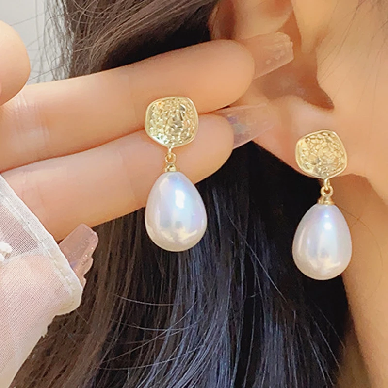 Chic: Minimalist Design Waterdrop Pearl Stud Earrings With A Korean Touch, High Gloss, And Elegant Metal Earrings For Women
Chic: Minimalist Design Waterdrop Pearl Stud Earrings With A Korean Touch, High Gloss, And Elegant Metal Earrings For Women