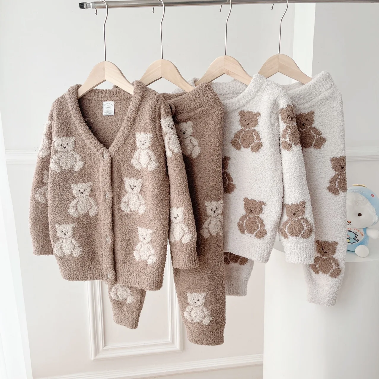 Autumn and Winter New Children Jacquard Bear Parent-child Children's Family of Three Soft Home Clothes Pajamas Set
Autumn and Winter New Children Jacquard Bear Parent-child Children's Family of Three Soft Home Clothes Pajamas Set