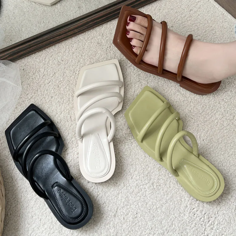 2022 Fashion Leather Summer Women Flat Slippers Outdoor Casual Beach Sandals Slides Ladies Square Head Classic Leisure Sandals 
2022 Fashion Leather Summer Women Flat Slippers Outdoor Casual Beach Sandals Slides Ladies Square Head Classic Leisure Sandals