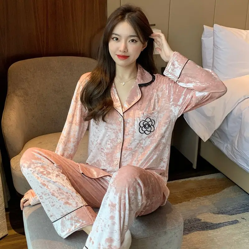 2024 New High-end Sleepwear Small Fragrance Breeze Gold Velvet Pajamas Women Autumn Winter Homewear V-neck Long-sleeve Nightwear
2024 New High-end Sleepwear Small Fragrance Breeze Gold Velvet Pajamas Women Autumn Winter Homewear V-neck Long-sleeve Nightwear