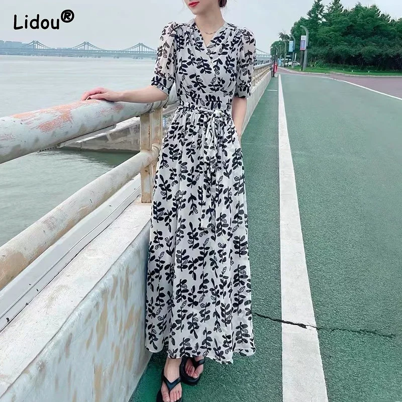 Korean V-neck Fashion Summer Short Sleeve Empire Slender A-line Skirt Floral Print Popularity Dress Young Style Women's Clothing 
Korean V-neck Fashion Summer Short Sleeve Empire Slender A-line Skirt Floral Print Popularity Dress Young Style Women's Clothing