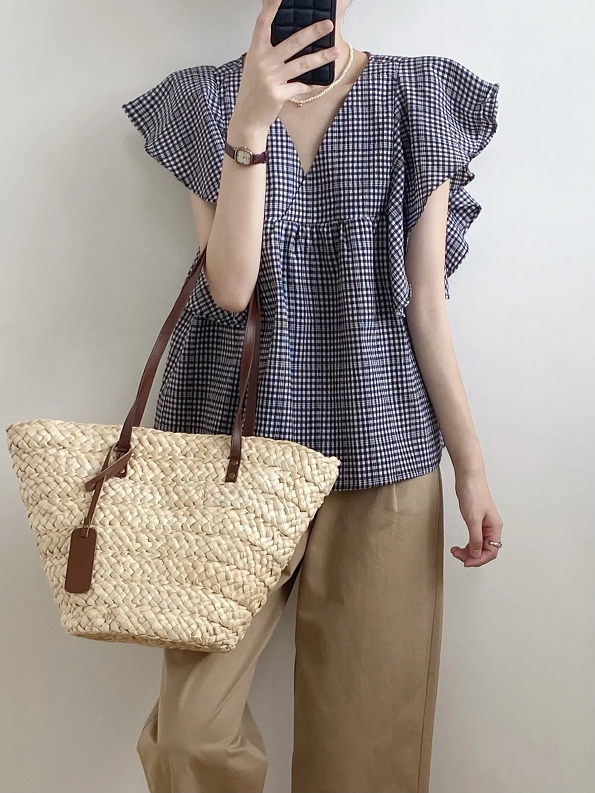 Летняя женская клетчатая блузка с V-образным вырезом и оборками на Подоле с рукавами-милый и свежий топ с коротким рукавом в кукольном стиле
Летняя женская клетчатая блузка с V-образным вырезом и оборками на Подоле с рукавами-милый и свежий топ с коротким рукавом в кукольном стиле