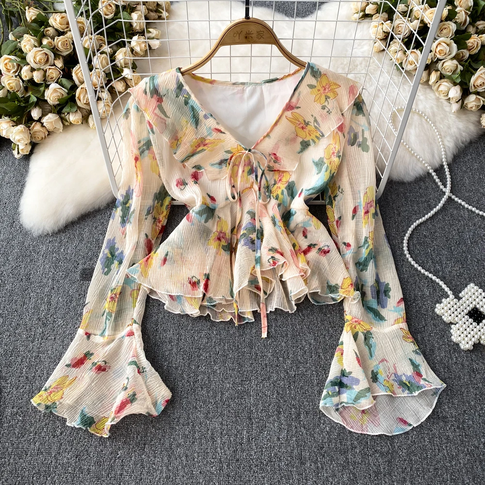 French Retro Floral Chiffon Blouse Shirt Women's Summer New V-Neck Flared Sleeve Design Ruffle Short Fashion Ladies Blouses 2023
French Retro Floral Chiffon Blouse Shirt Women's Summer New V-Neck Flared Sleeve Design Ruffle Short Fashion Ladies Blouses 2023