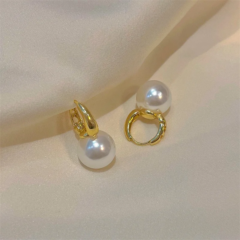 Pearl ear buckle earrings 22 years new trendy niche design sense high-end light luxury temperament simple earrings women
Pearl ear buckle earrings 22 years new trendy niche design sense high-end light luxury temperament simple earrings women