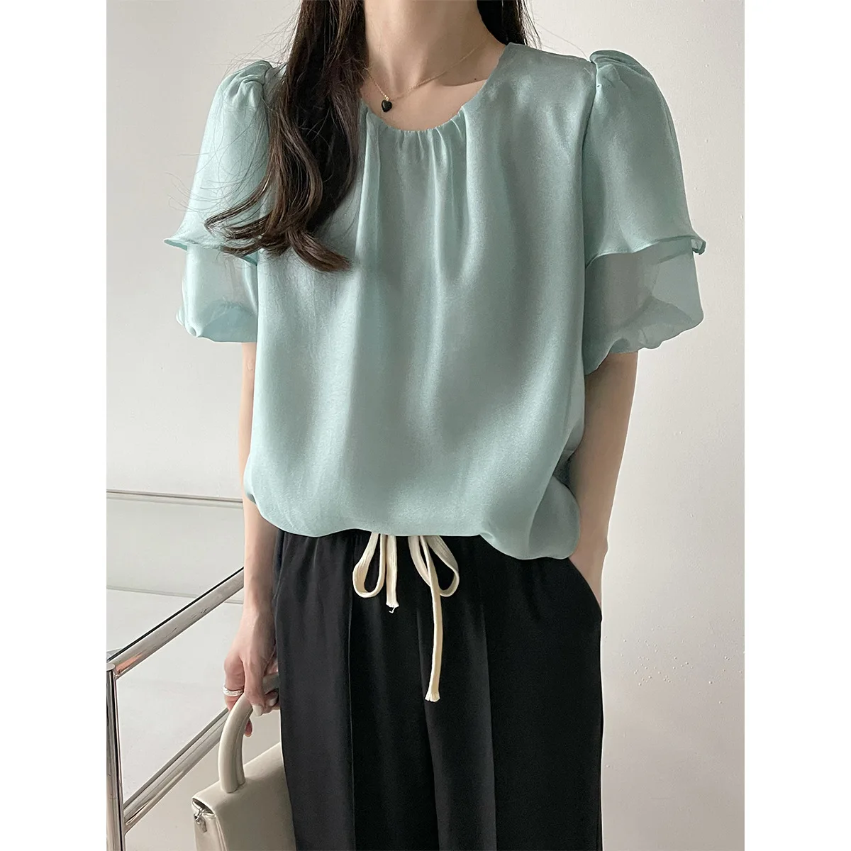2022 Summer Lotus Leaf Sleeve Shirt Women's Short Sleeve Thin Solid Color Hong Kong Style Retro Pure Desire Puff Sleeve Top
2022 Summer Lotus Leaf Sleeve Shirt Women's Short Sleeve Thin Solid Color Hong Kong Style Retro Pure Desire Puff Sleeve Top
