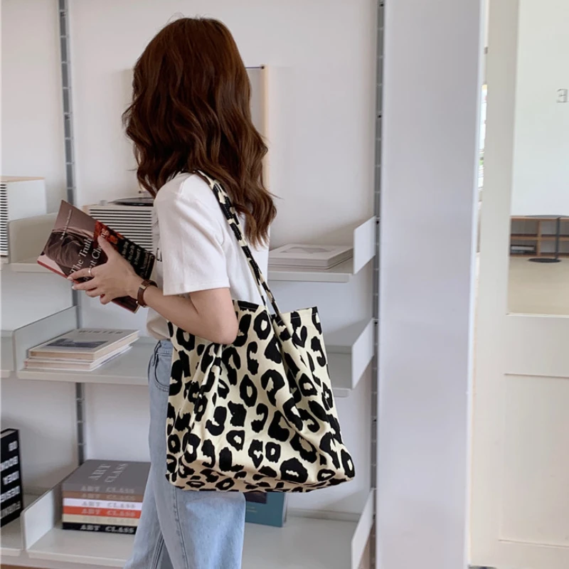 2022 New Spring Autum Korean Chic Big Casual Tote Bag Leopard Shoulder Bag Ladies Canvas Bag Shopping Bag
2022 New Spring Autum Korean Chic Big Casual Tote Bag Leopard Shoulder Bag Ladies Canvas Bag Shopping Bag