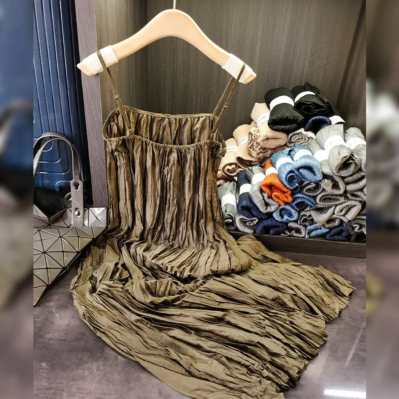 High-end Miyake seaside vacation pleated halter dress temperament commuter solid color inner take dress female summer new summer
High-end Miyake seaside vacation pleated halter dress temperament commuter solid color inner take dress female summer new summer