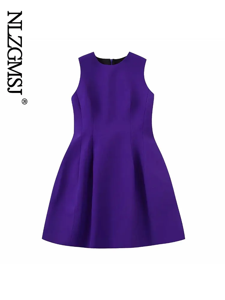 Платье женское летнее однотонное без рукавов с завышенной талией
Платье женское летнее однотонное без рукавов с завышенной талией