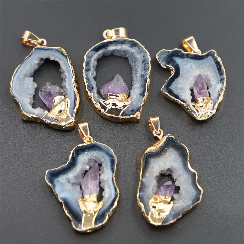 Fashion Black Cut Stone Geode Agate Piece Inlaid With Natural Stone Purple Crystal Dot Irregular Shape Bag Gold Pendant Jewelry
Fashion Black Cut Stone Geode Agate Piece Inlaid With Natural Stone Purple Crystal Dot Irregular Shape Bag Gold Pendant Jewelry