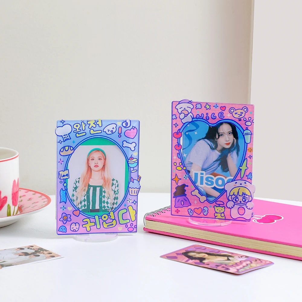Новинка, Корейская фоторамка, трехдюймовая акриловая фоторамка, подставка для открыток, Модный чехол для карт, украшение для рабочего стола 
Новинка, Корейская фоторамка, трехдюймовая акриловая фоторамка, подставка для открыток, Модный чехол для карт, украшение для рабочего стола