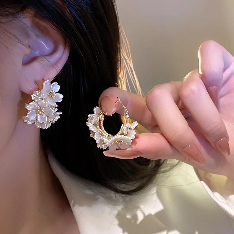 New Creative Earrings Korean Exquisite Flower Splicing Earrings For woman Temperament Simple Fashion Versatile Earrings Jewelry
New Creative Earrings Korean Exquisite Flower Splicing Earrings For woman Temperament Simple Fashion Versatile Earrings Jewelry