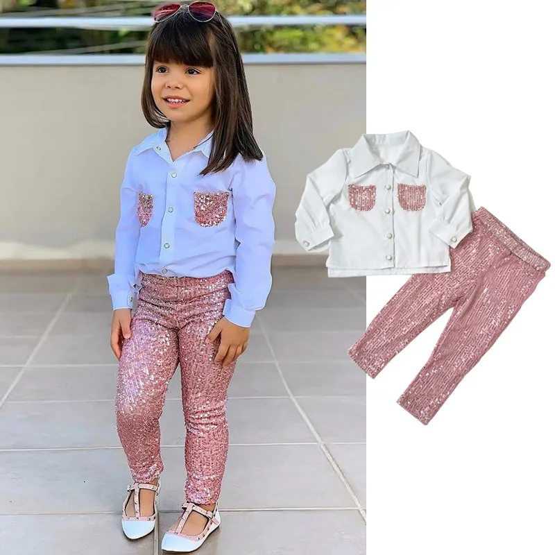 Комплект детской одежды из 2 предметов, блузка с блестками и штаны
Комплект детской одежды из 2 предметов, блузка с блестками и штаны